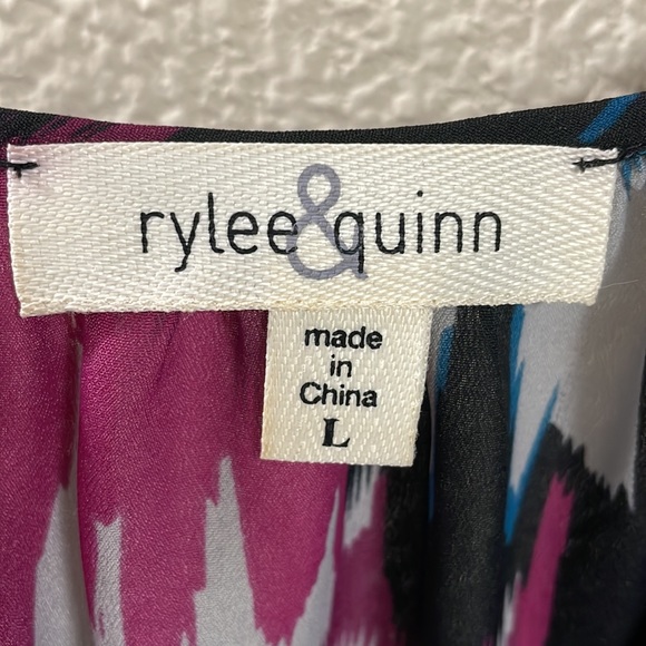 Rylee & Quinn cold shoulder A line Top . Excellent condition . SZ Large - Picture 2 of 4
